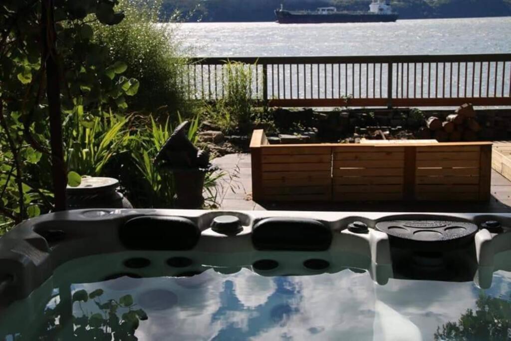 Chalet Om 2 Avec Et Foyer Borde Du Fleuve Saint-Pierre-de-l'Ile-d'Orleans
